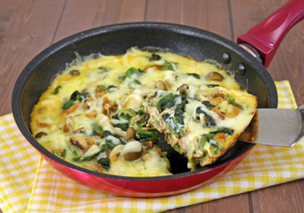 ほうれん草とさば缶でチーズオムレツ