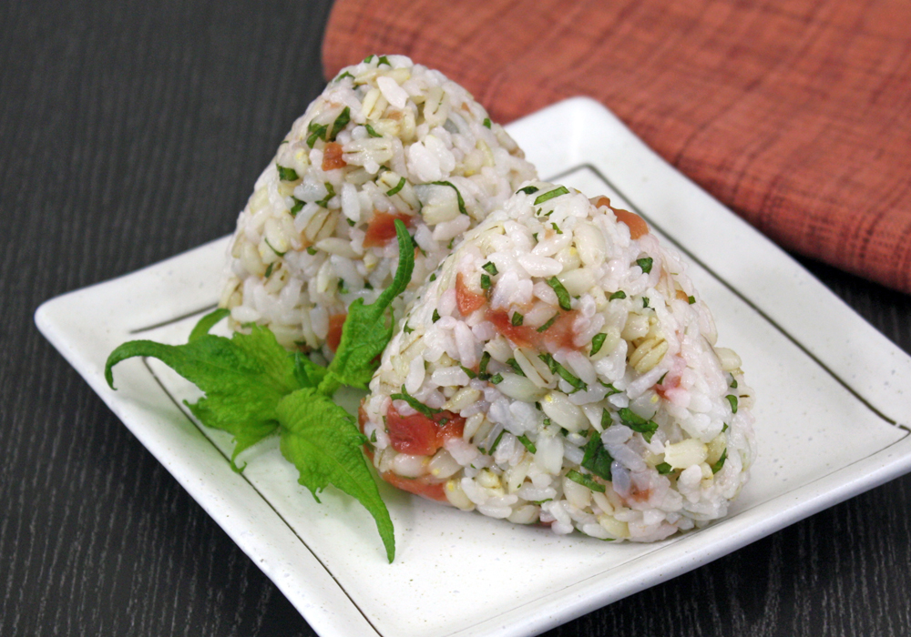 もち麦ご飯の梅シソおにぎり